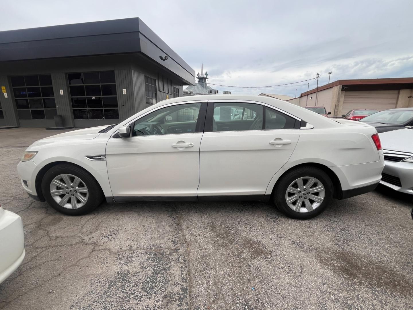 2012 WHITE FORD TAURUS SE SE FWD (1FAHP2DW2CG) with an 3.5L V6 DOHC 24V engine, 6-Speed Automatic transmission, located at 8101 E. Skelly Dr., Tulsa, OK, 74129, (918) 592-3593, 36.121891, -95.888802 - Photo#1